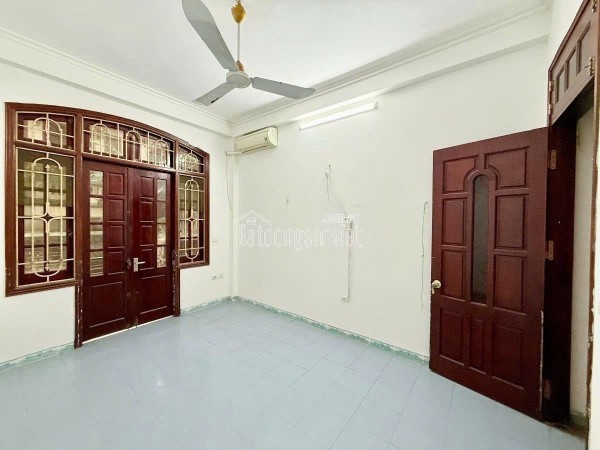 Bán Gấp Nhà Ngõ 54 Nguyễn Chí THanh, SĐ 33m2, Xây 4 Tầng, MT 4m, Thoáng Sau, Tiện KD. Giá 11.2 Tỷ.