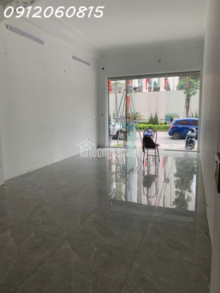 KHOẢNG LẶNG ĐẾ VƯƠNG BÊN BỜ HOÀNG CẦU DI SẢN