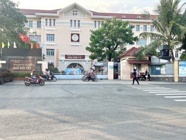 Bán nhà đường số 9 Trường Thọ, Thủ Đức, TP HCM. DT 52m2, 3 tầng, 3PN, Giá 7.7 tỷ, SHR - 0933125879