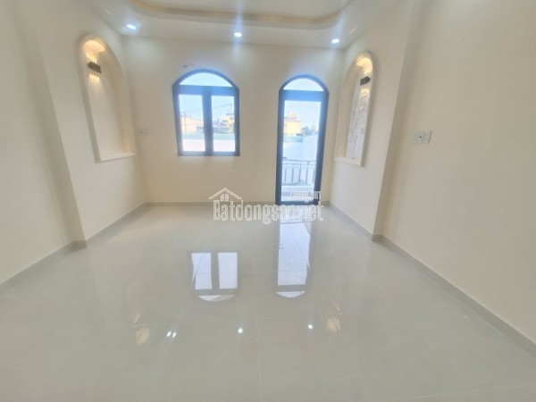 Bán nhà đường Ngô Chí Quốc, Bình Chiểu, Thủ Đức, TP HCM. DT 86m2, 3 tầng. Giá 6,05 tỷ, SHR -