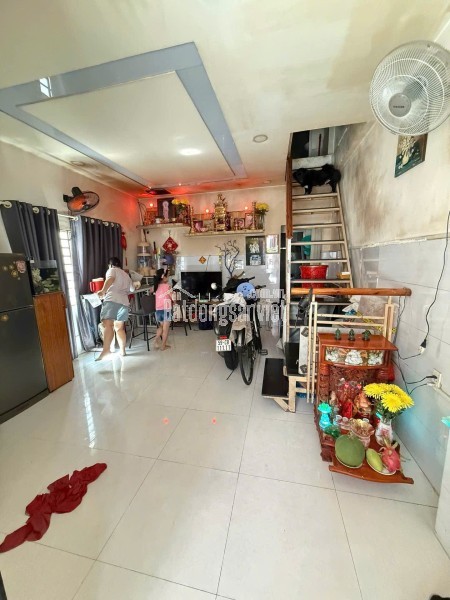 Bán nhà cấp 4 Diện tích rộng thích hợp xây căn hộ CHDV hoặc làm biệt thự vườn. Zía quá mềm chỉ có
