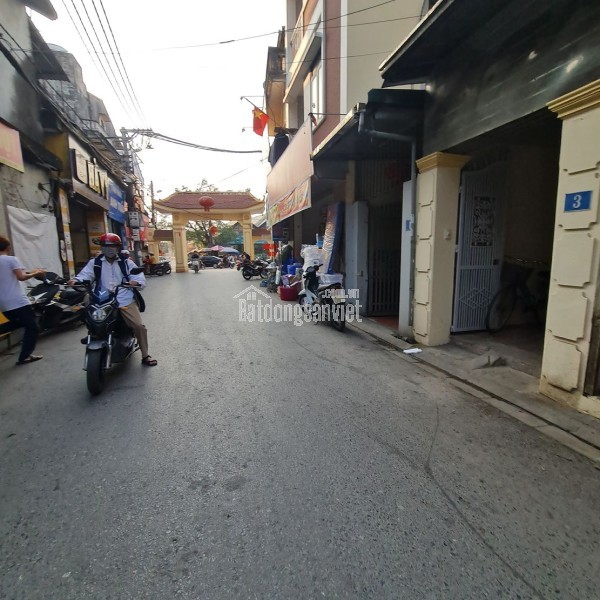 Bán đất trục kinh doanh tại Trâu Quỳ, Gia Lâm. 62m2, mt 5m8, đường 7m. Lh 0989894845