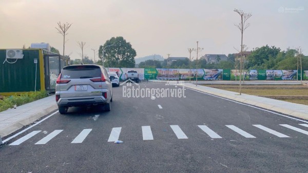 Nhanh chóng lô đất 100m2 gần Quốc Lộ 21, khu vực trung tâm Hòa Lạc. Phù hợp xây trọ, đầu tư sinh