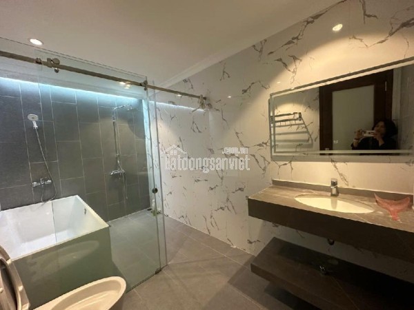 Cho thuê nhà, THANG MÁY, 394m2_ 7T; Linh Lang, Đào Tấn, Phan Kế Bính