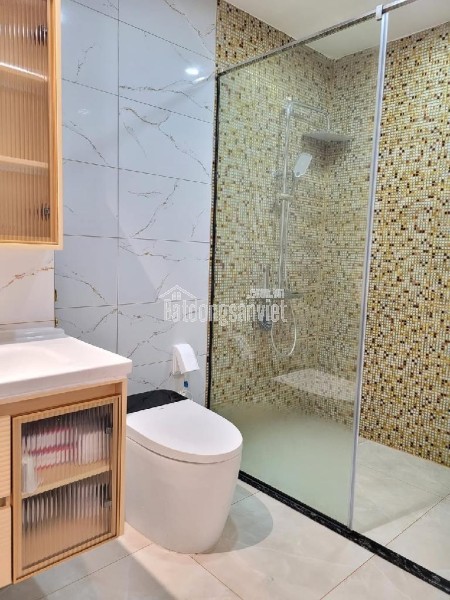 Cho thuê nhà, THANG MÁY, 158m2- 4,5T, Trần Quốc Hoàn, Phạm Tuấn Tài