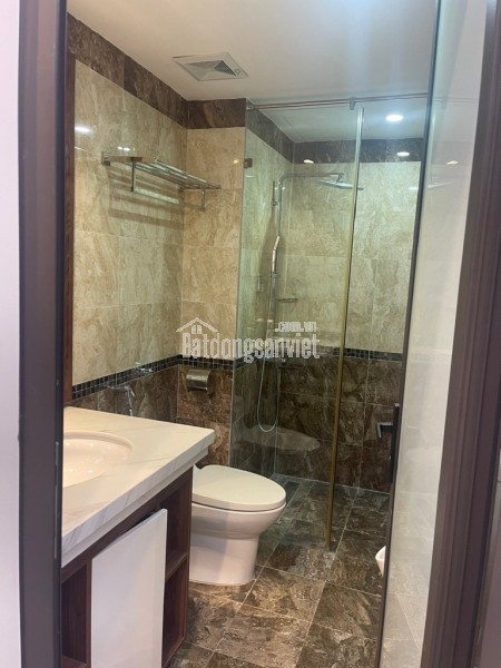 Cho thuê nhà, THANG MÁY, 158m2- 4,5T, Trần Quốc Hoàn, Phạm Tuấn Tài