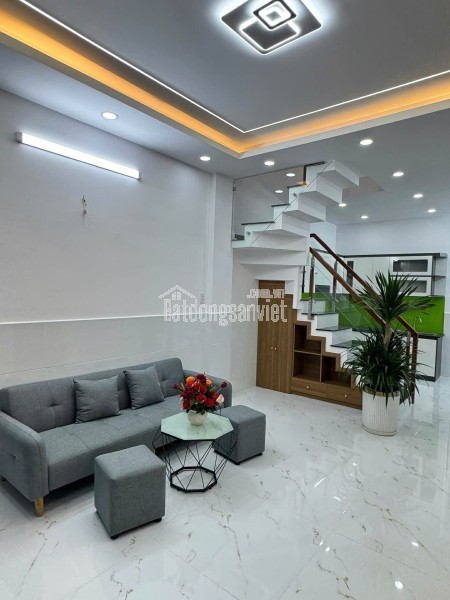 TRONG HÌNH CÓ CÁI GÌ TẶNG CÁI ĐÓ , EM HOA HẬU SÁT TÊN LỬA