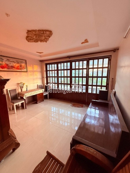 TRONG HÌNH CÓ CÁI GÌ TẶNG CÁI ĐÓ , EM HOA HẬU SÁT TÊN LỬA