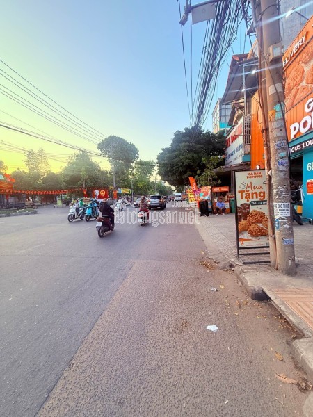 TRONG HÌNH CÓ CÁI GÌ TẶNG CÁI ĐÓ , EM HOA HẬU SÁT TÊN LỬA