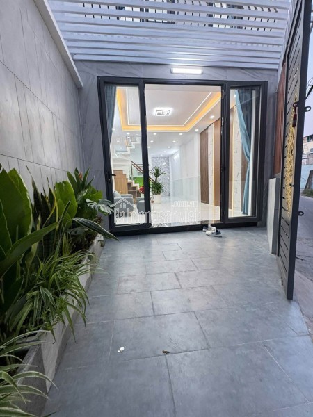 TRONG HÌNH CÓ CÁI GÌ TẶNG CÁI ĐÓ , EM HOA HẬU SÁT TÊN LỬA