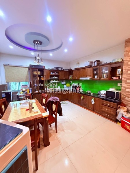 TRONG HÌNH CÓ CÁI GÌ TẶNG CÁI ĐÓ , EM HOA HẬU SÁT TÊN LỬA