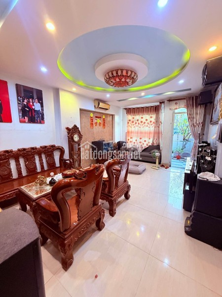 TRONG HÌNH CÓ CÁI GÌ TẶNG CÁI ĐÓ , EM HOA HẬU SÁT TÊN LỬA