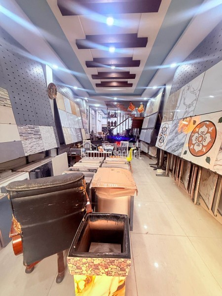 TRONG HÌNH CÓ CÁI GÌ TẶNG CÁI ĐÓ , EM HOA HẬU SÁT TÊN LỬA