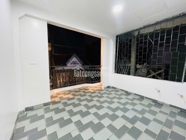 Bán Nhà Tập Thể Quỳnh Mai – Tầng 1 – Sổ Đỏ Riêng – Tặng Toàn Bộ Nội Thất