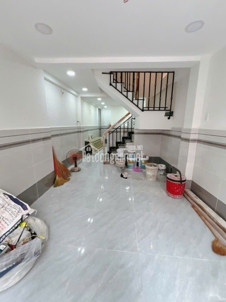 Nhà  Mới hèm 243 Hoàng Diệu quận 4,  nhà nằm cách 2 mặt tiền vĩnh khánh và đường số 41 vài trăm