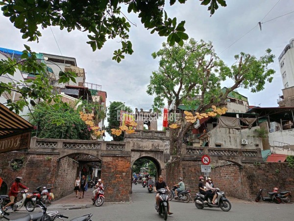 Chính chủ bán căn nhà mặt phố cổ tại phố Hàng Chiếu, phường Đồng Xuân, quận Hoàn Kiếm, Hà Nội.
