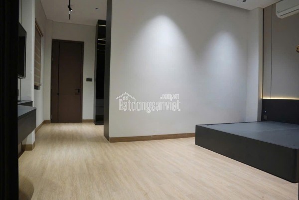 Chính chủ bán căn nhà mặt phố cổ tại phố Hàng Chiếu, phường Đồng Xuân, quận Hoàn Kiếm, Hà Nội.