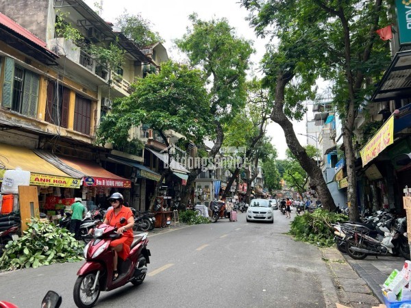 Chính chủ bán căn nhà mặt phố cổ tại phố Hàng Chiếu, phường Đồng Xuân, quận Hoàn Kiếm, Hà Nội.