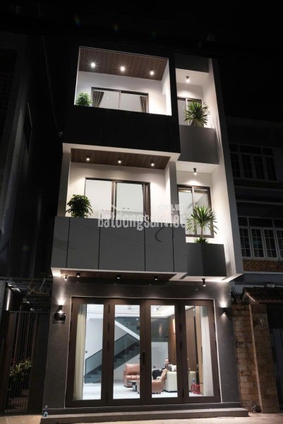 Chính chủ bán căn nhà mặt phố cổ tại phố Hàng Chiếu, phường Đồng Xuân, quận Hoàn Kiếm, Hà Nội.