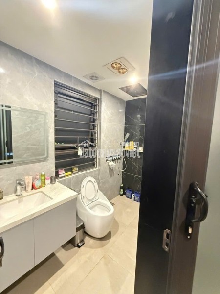 CẦN BÁN NHÀ TRUNG TÂM NGỌC LÂM 7,5 TẦNG CÓ THANG MÁY,GẦN MIPEC LONG BIÊN