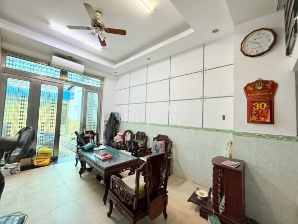 Vị trí: P4 Tân Bình, khu vực sầm uất, giao thương cực tốt.