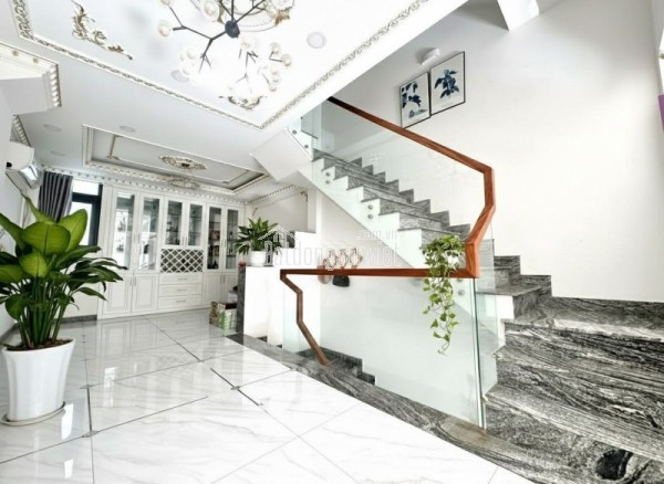 Bán nhà  đường  Gò Dưa, Thủ Đức, TP HCM. DT 90m2, 4 tầng. Giá 7.25 tỷ, Sổ hồng - 0933125879