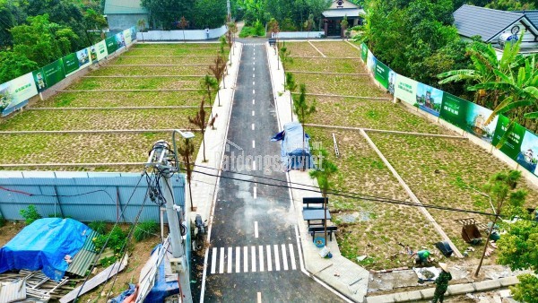 Vợ Chồng em cần tiền xây nhà nên muốn bán lô đất mới mua năm ngoái (đã có sổ).Diện tích 100m2 thổ