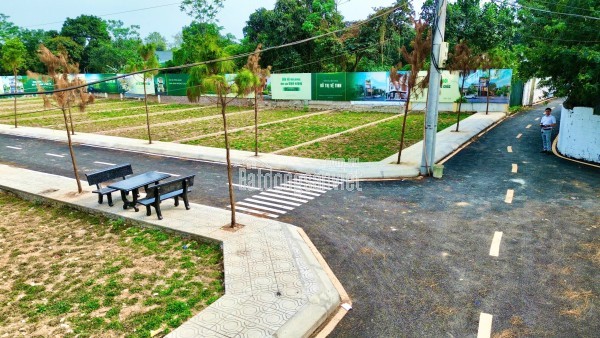 Vợ Chồng em cần tiền xây nhà nên muốn bán lô đất mới mua năm ngoái (đã có sổ).Diện tích 100m2 thổ