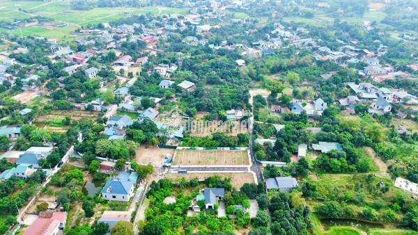 Vợ Chồng em cần tiền xây nhà nên muốn bán lô đất mới mua năm ngoái (đã có sổ).Diện tích 100m2 thổ