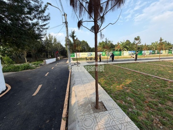 Vợ Chồng em cần tiền xây nhà nên muốn bán lô đất mới mua năm ngoái (đã có sổ).Diện tích 100m2 thổ