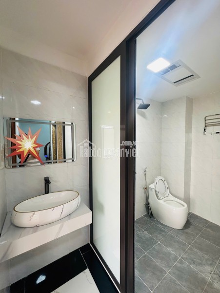 NHÀ ĐẸP  XÂY MỚI CỨNG- FULL NỘI THẤT ĐẸP LONG LANH-6 TẦNG THANG MÁY ÊM RU -KHÁCH CHỈ VIỆC SÁCH