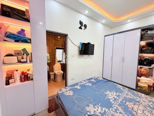 8.6 tỷ nhà Đội Cấn, 6 tầng thang máy,  dân xây ở luôn, sổ chính chủ