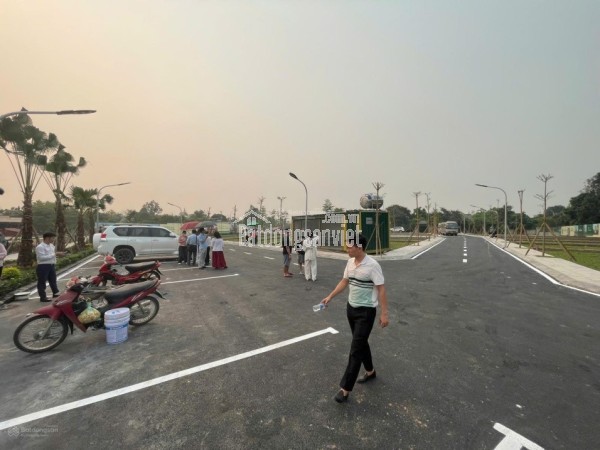 Cắt lỗ 700tr bán mặt trục chính kinh doanh ngay thôn Hoà Lạc cách cổng FPT 1km