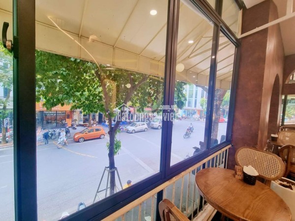 Bán Tòa Nhà VP Mặt Phố Bạch Mai 180m2 Mặt Tiền 7.5m 8 tầng, 1 Hầm Dòng Tiền 3.5 tỷ/năm