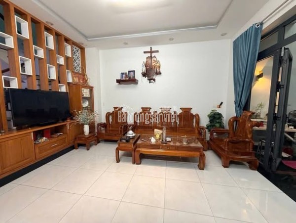 HOT HOT   NHÀ VƯỜN LÀI QUẬN 12
+ Dt : 4.6m x 37m 172m2
+ Kc : 2 tầng 4 Pn 3vs
+ Giá : 11.8 Tỷ