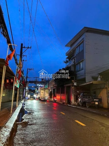 HOT HOT   NHÀ VƯỜN LÀI QUẬN 12
+ Dt : 4.6m x 37m 172m2
+ Kc : 2 tầng 4 Pn 3vs
+ Giá : 11.8 Tỷ