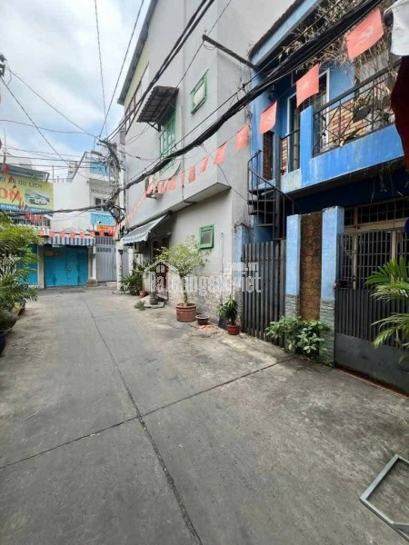 HOT HOT   NHÀ VƯỜN LÀI QUẬN 12
+ Dt : 4.6m x 37m 172m2
+ Kc : 2 tầng 4 Pn 3vs
+ Giá : 11.8 Tỷ