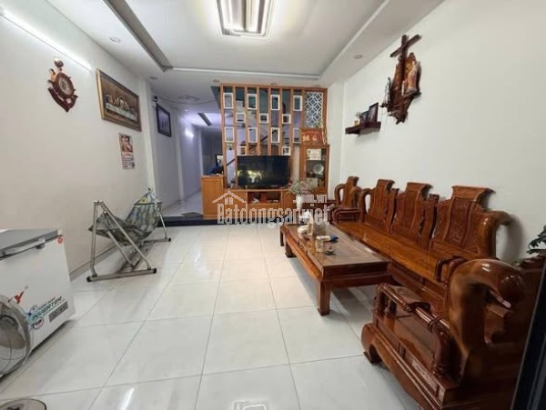 HOT HOT   NHÀ VƯỜN LÀI QUẬN 12
+ Dt : 4.6m x 37m 172m2
+ Kc : 2 tầng 4 Pn 3vs
+ Giá : 11.8 Tỷ