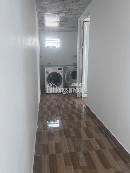 Bán 3300m2  đất đường nhựa gần sân bóng R\