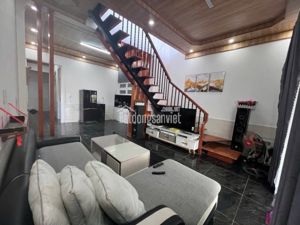 Bán 3300m2  đất đường nhựa gần sân bóng R\