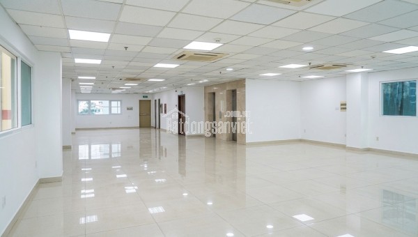 Văn phòng 160m² sẵn nội thất – bàn giao ngay tại VNO 129 Điện Biên Phủ