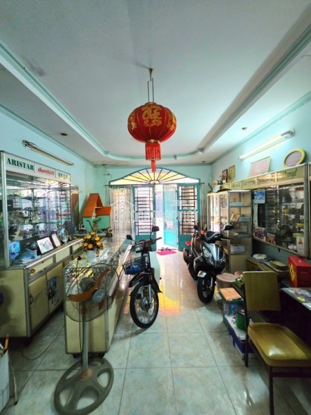 Bán nhà mặt phố đường số 5, Phước Bình, Q9, Thủ Đức, TP HCM. DT 102m2, cấp 4. Giá 9.4 tỷ