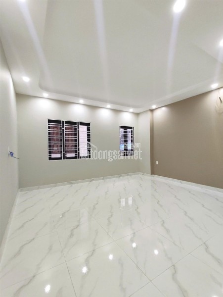 NHÀ MỚI ĐẸP – MIẾU 2 LÊ CHÂN – Ô TÔ CÁCH NHÀ 15 BƯỚC CHÂN

Vị trí thuộc ngõ Kafa Hồ Sen đi vào,