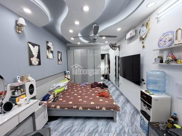 Nhỉnh 9 tỷ , thang máy , 10m ra Phố Phương Mai, 6 tầng thang máy, wiew Hồ, ánh sáng tươi cả ngày.