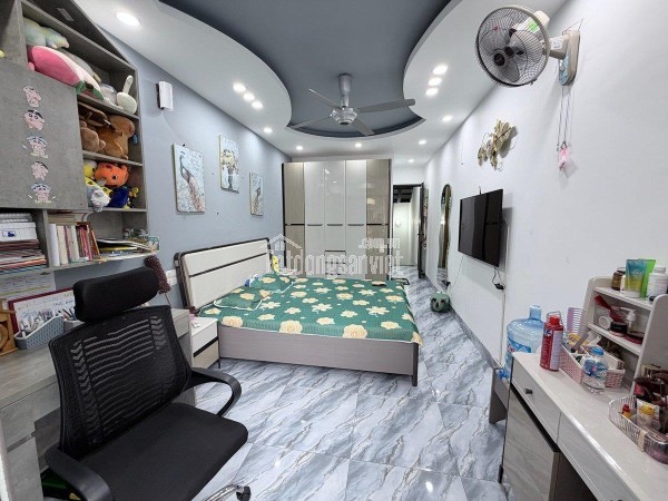 Nhỉnh 9 tỷ , thang máy , 10m ra Phố Phương Mai, 6 tầng thang máy, wiew Hồ, ánh sáng tươi cả ngày.