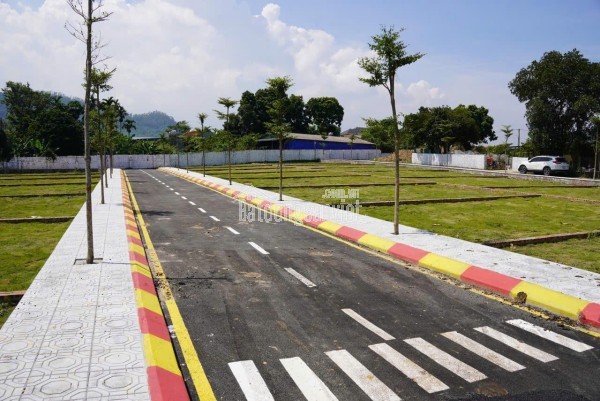 Tôi cần bán mảnh đất đẹp 100m2, mặt tiền 5,97m, đường rộng 15m tại Phú Cát, Hà Nội, giá 2,2 tỷ.