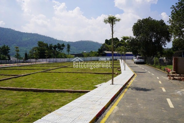 Tôi cần bán mảnh đất đẹp 100m2, mặt tiền 5,97m, đường rộng 15m tại Phú Cát, Hà Nội, giá 2,2 tỷ.
