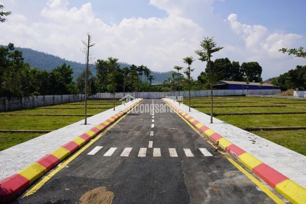 Tôi cần bán mảnh đất đẹp 100m2, mặt tiền 5,97m, đường rộng 15m tại Phú Cát, Hà Nội, giá 2,2 tỷ.