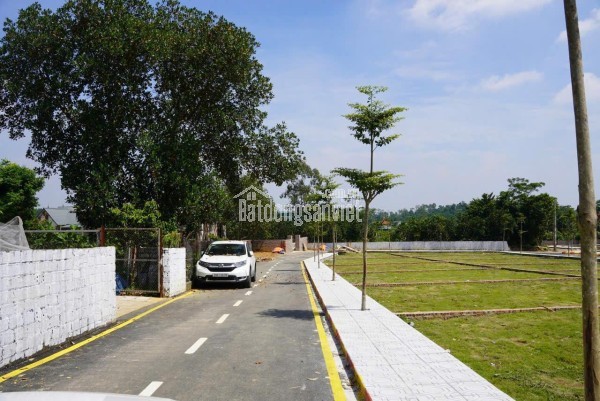 Tôi cần bán mảnh đất đẹp 100m2, mặt tiền 5,97m, đường rộng 15m tại Phú Cát, Hà Nội, giá 2,2 tỷ.