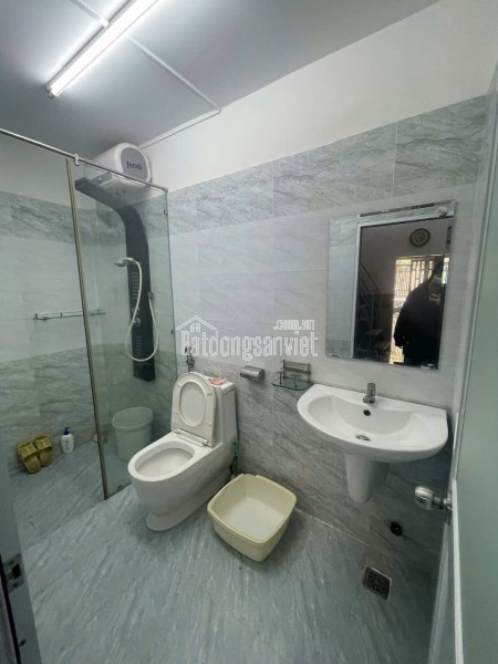 Cho thuê nhà nguyên căn 3 lầu hẻm 154 Nguyễn Biểu Q5